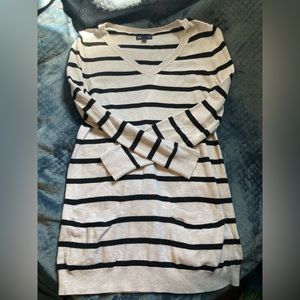 Gap brand, size small, sweater with front pockets